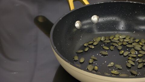 Retira las palomitas y agrega las pipas de calabaza