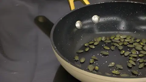 Retira las palomitas y agrega las pipas de calabaza Retira las palomitas y agrega las pipas de calabaza