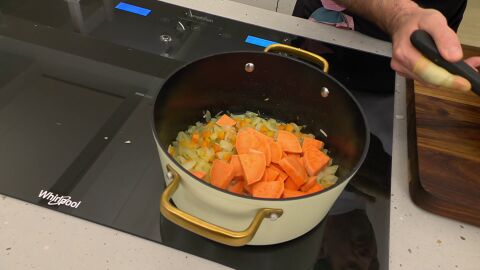 Incorpora el caldo de verduras y deja cocer d