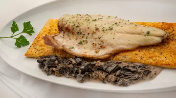 Receta de lubina asada con setas, de Karlos Arguiñano: "Yo la he hecho en solo 20 minutos" Receta de lubina asada con setas, de Karlos Arguiñano: "Yo la he hecho en solo 20 minutos"