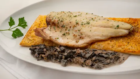 Receta de lubina asada con setas, de Karlos Arguiñano: "Yo la he hecho en solo 20 minutos" Receta de lubina asada con setas, de Karlos Arguiñano: "Yo la he hecho en solo 20 minutos"