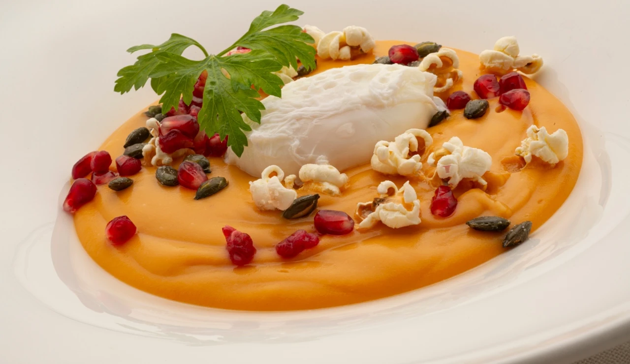 Crema de boniato con huevo poché, granada y palomitas