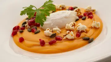 Crema de boniato con huevo poché, granada y palomitas Crema de boniato con huevo poché, granada y palomitas