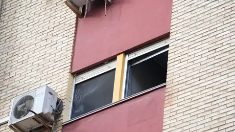 Incendio en la calle León X de Sevilla Imagen del piso de la calle León X de Sevilla ubicado en la planta cuarta de un edificio de seis, donde en la madrugada de hoy se ha declarado un incendio. A 14 de enero de 2026, en Sevilla (Andalucía, España). Una mujer mayor ha resultado herida de gravedad con quemaduras y ha precisado evacuación hospitalaria tras el incendio de una vivienda en Sevilla capital esta pasada madrugada. Según ha informado el 112, el siniestro se ha producido en un cuarto piso de un bloque de seis plantas ubicad...