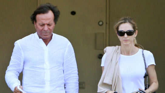 Julio Iglesias y Miranda Rijnsburger en 2009