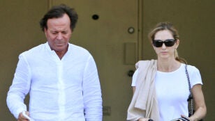 Julio Iglesias y Miranda Rijnsburger en 2009