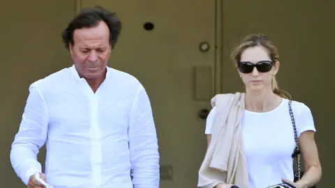 Julio Iglesias y Miranda Rijnsburger en 2009 Julio Iglesias y Miranda Rijnsburger en 2009
