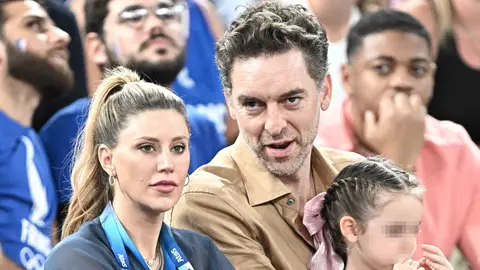 Cat McDonnell y Pau Gasol con su hija Cat McDonnell y Pau Gasol con su hija