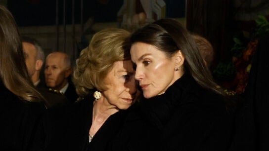 La reina Sof&iacute;a junto con la reina Letizia en el entierro de Irene de Grecia