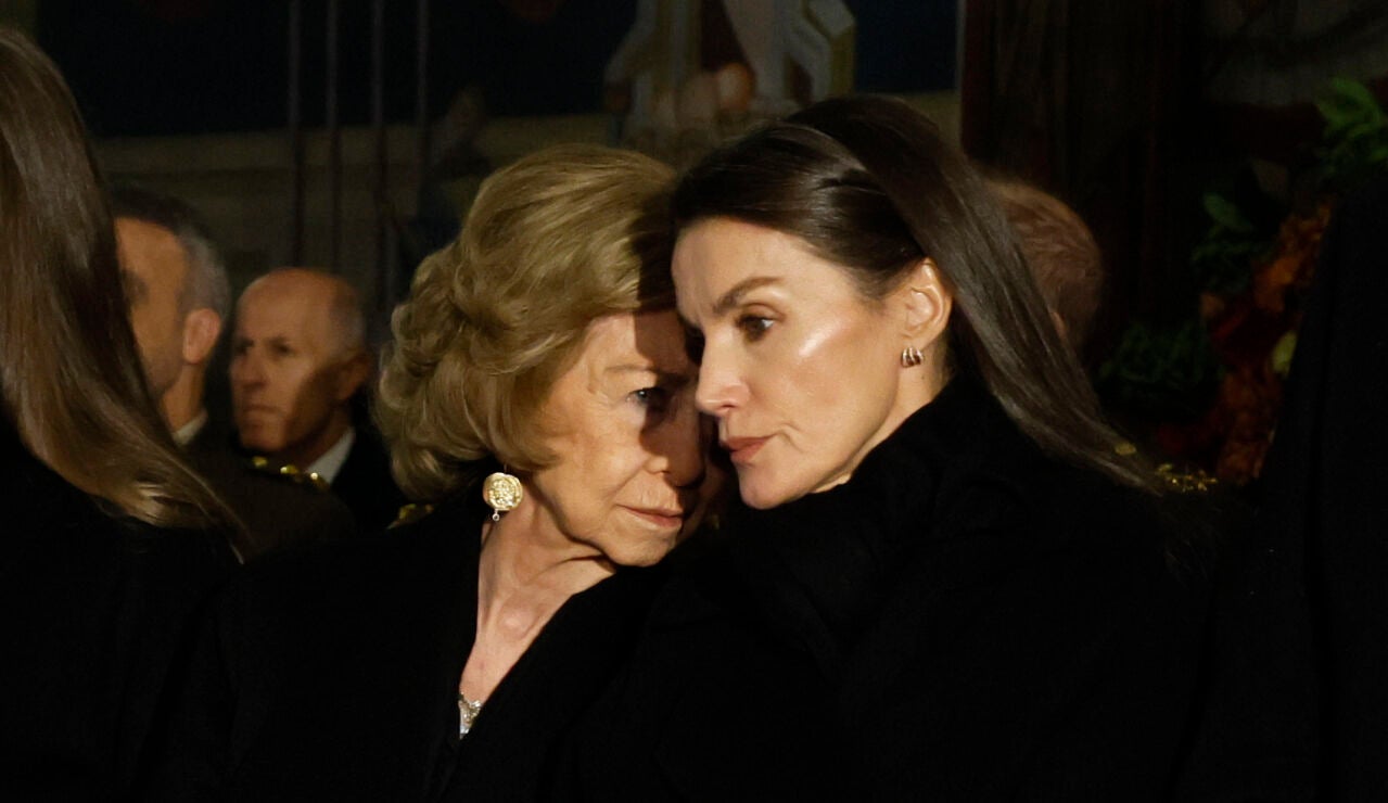 La reina Sof&iacute;a junto con la reina Letizia en el entierro de Irene de Grecia