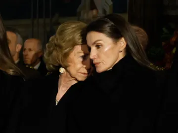 La reina Sofía junto con la reina Letizia en el entierro de Irene de Grecia La reina Sofía junto con la reina Letizia en el entierro de Irene de Grecia