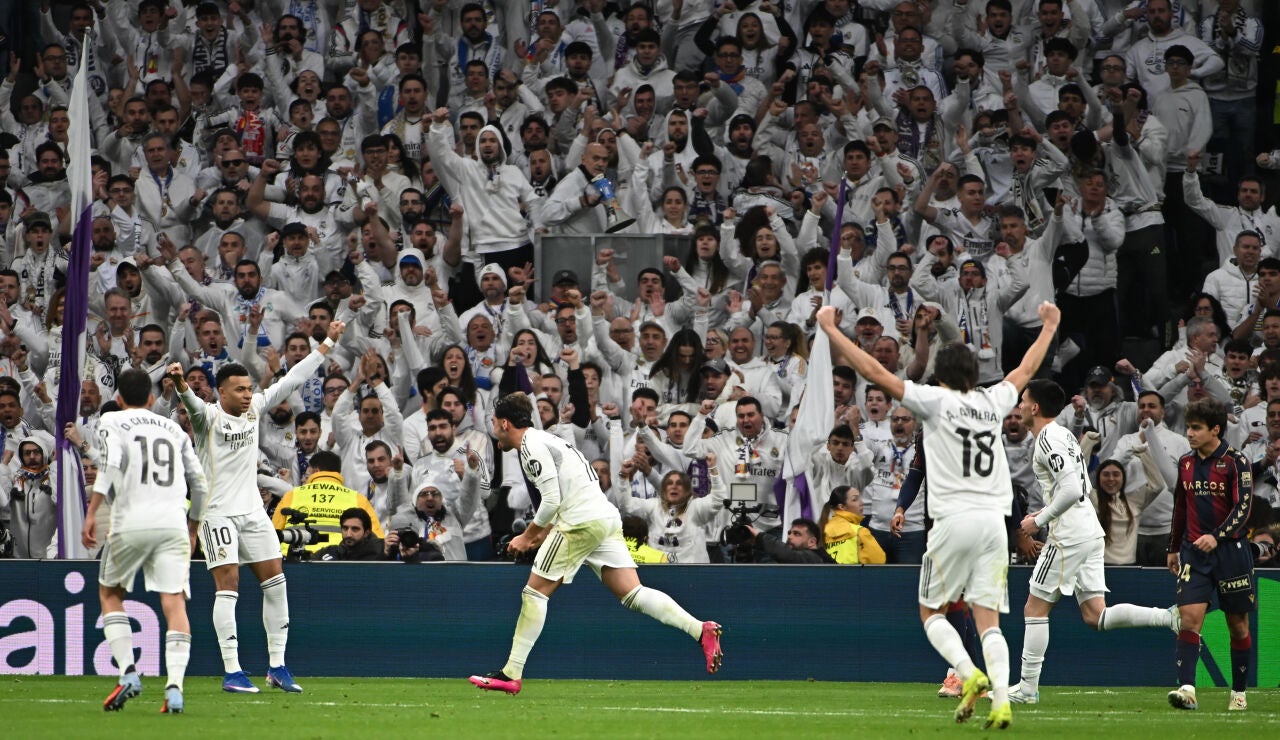 Los jugadores del Real Madrid celebran un gol ante el Levante