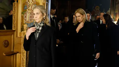 Las infantas Elena y Cristina en el entierro de Irene de Grecia Las infantas Elena y Cristina en el entierro de Irene de Grecia