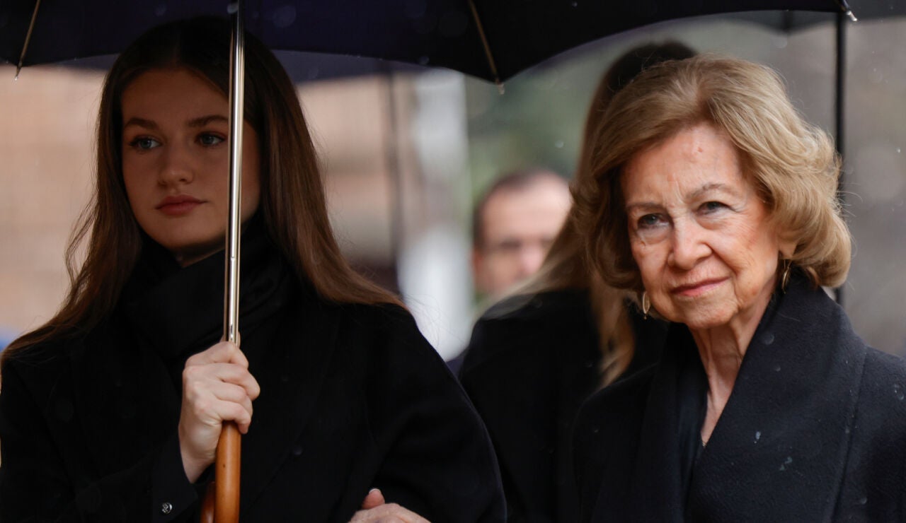 La princesa Leonor y la reina Sof&iacute;a en el entierro de Irene de Grecia