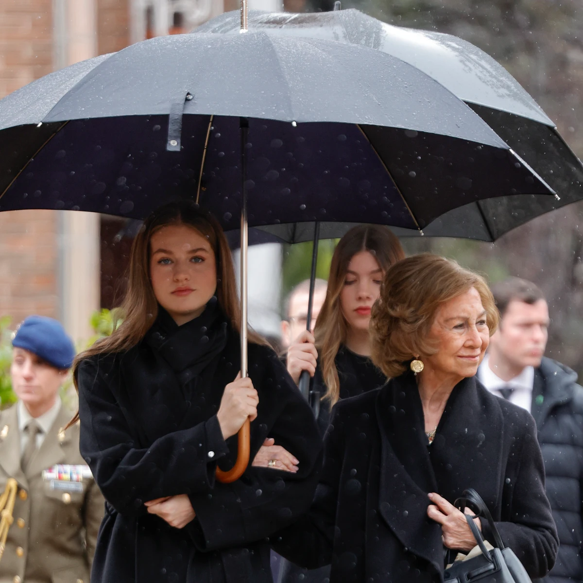 La Familia Real despide en Madrid a Irene de Grecia bajo la lluvia y sin Juan Carlos