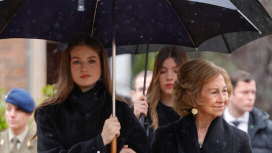 Imagen de la reina Sof&iacute;a junto a la princesa Leonor en el funeral de Irene de Grecia.
