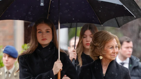Imagen de la reina Sofía junto a la princesa Leonor en el funeral de Irene de Grecia. Imagen de la reina Sofía junto a la princesa Leonor en el funeral de Irene de Grecia.