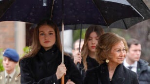 Imagen de la reina Sof&iacute;a junto a la princesa Leonor en el funeral de Irene de Grecia.