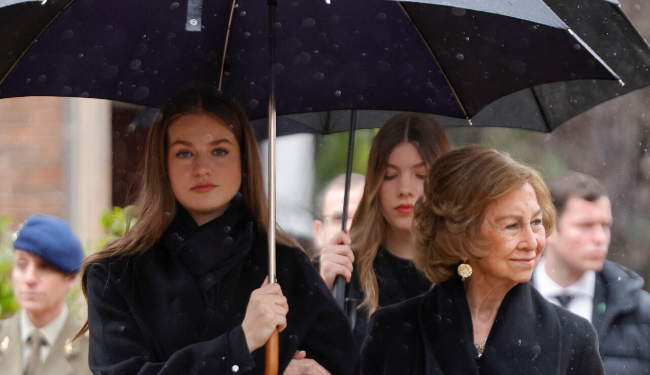 Imagen de la reina Sof&iacute;a junto a la princesa Leonor en el funeral de Irene de Grecia.