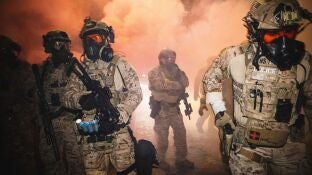 January 14, 2026, Minneapolis, Minnesota, USA: In the immediate wake of reports citing an ICE involved shooting on the North Side of Minneapolis agents secured a perimeter and fired multiple rounds of tear gas, pepper balls and flash bangs.,Image: 1066262810, License: Rights-managed, Restrictions: , Model Release: no, Credit line: Dave Decker / Zuma Press / ContactoPhoto Editorial licence valid only for Spain and 3 MONTHS from the date of the image, then delete it from your archive. For non-e...