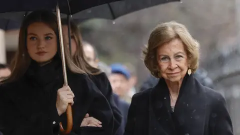 La princesa Leonor y la reina Sofía en el entierro de Irene de Grecia La princesa Leonor y la reina Sofía en el entierro de Irene de Grecia