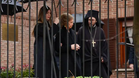 La infanta Sofía y la reina Sofía en el entierro de Irene de Grecia La infanta Sofía y la reina Sofía en el entierro de Irene de Grecia