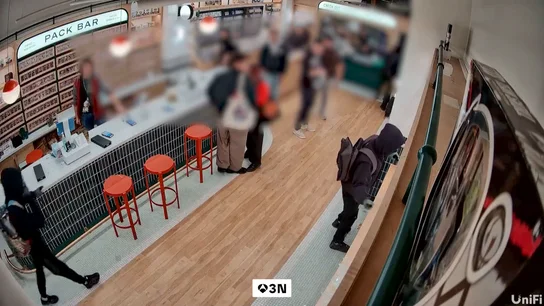 Vídeo: Varios ladrones destrozan vitrinas para robar cartas de Pokémon en una tienda de Nueva York Vídeo: Varios ladrones destrozan vitrinas para robar cartas de Pokémon en una tienda de Nueva York