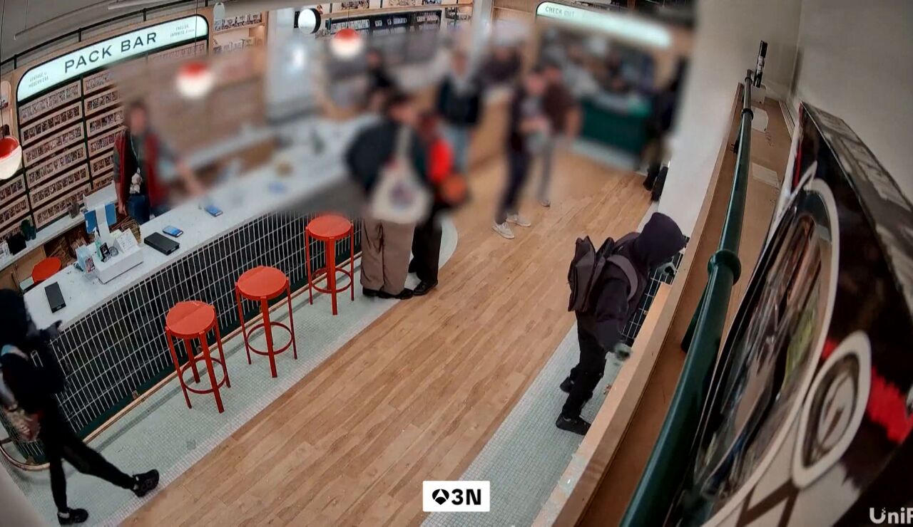 V&iacute;deo: Varios ladrones destrozan vitrinas para robar cartas de Pok&eacute;mon en una tienda de Nueva York