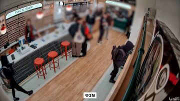 V&iacute;deo: Varios ladrones destrozan vitrinas para robar cartas de Pok&eacute;mon en una tienda de Nueva York