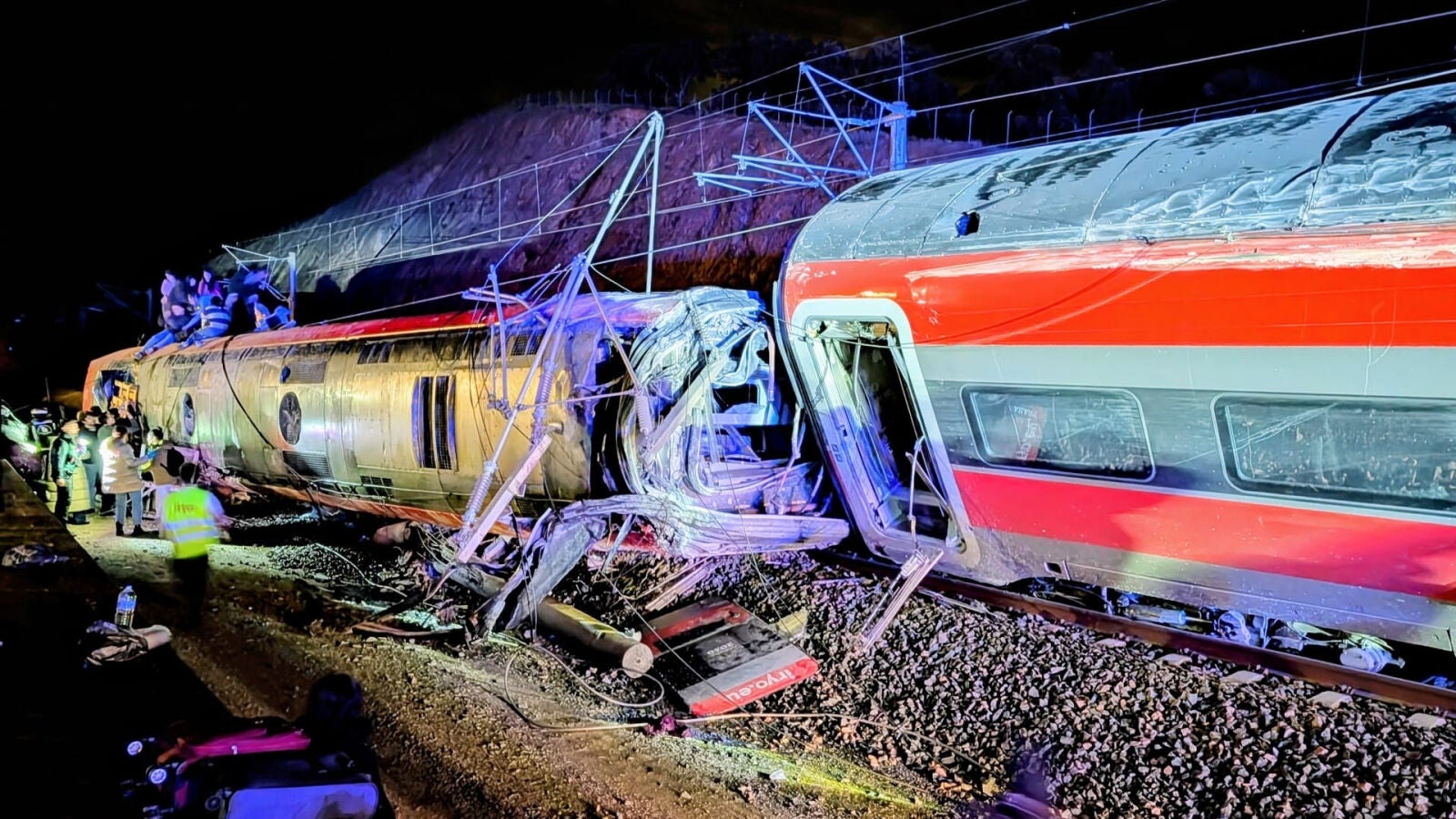 Al menos 21 muertos y un centenar de heridos después de que dos trenes descarrilasen en Adamuz, Córdoba