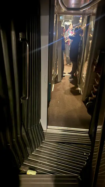 Imagen de la situación en el interior del tren. Imagen de la situación en el interior del tren.