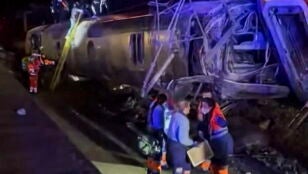 Una foto distribuida por Eleanorinthesky en redes sociales muestra a los equipos de rescate inspeccionando el lugar tras el descarrilamiento de dos trenes de alta velocidad cerca de Adamuz (C&oacute;rdoba).