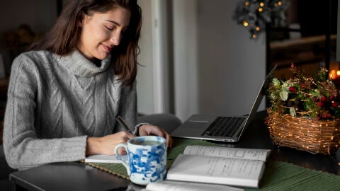 Mujer teletrabajando