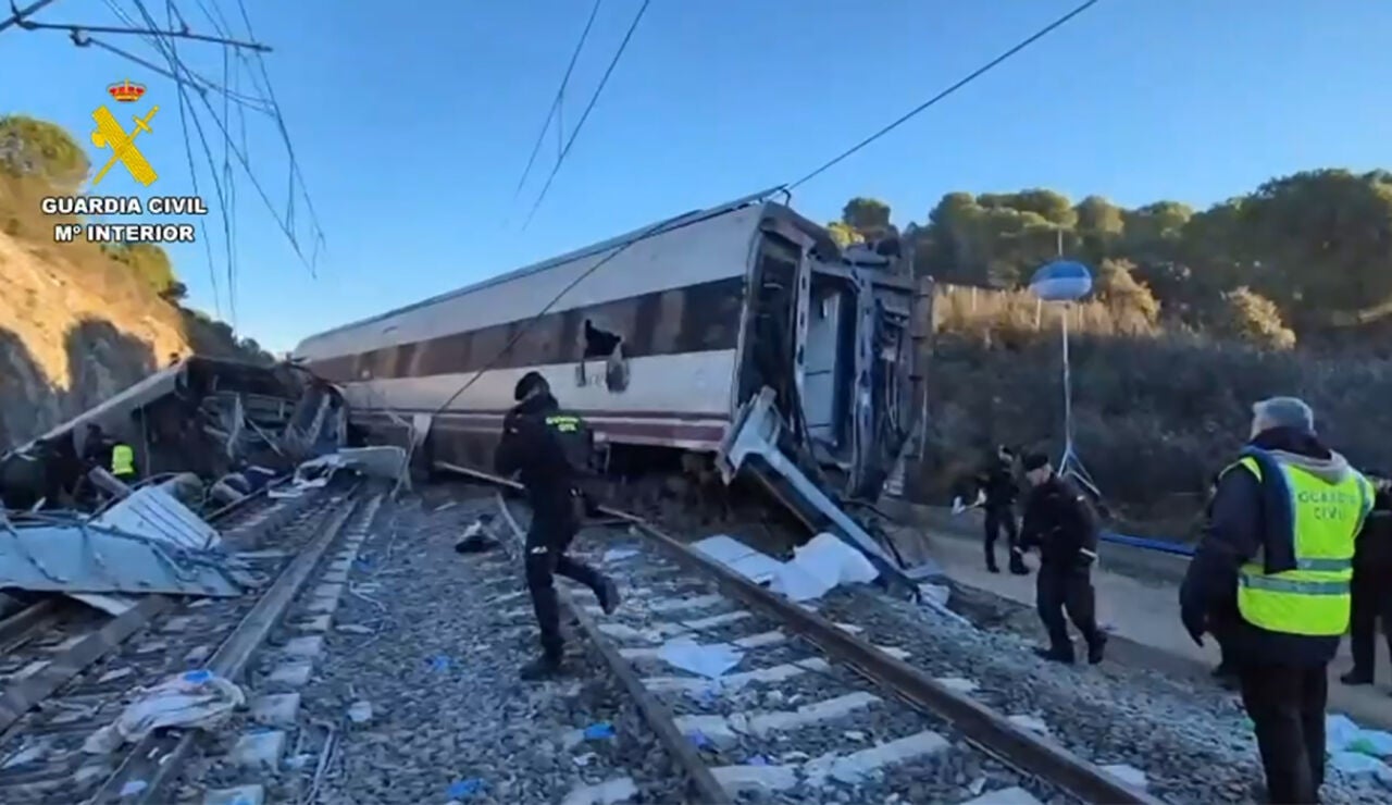 Captura Im&aacute;genes de la b&uacute;squeda de evidencias que puedan servir para la identificaci&oacute;n de v&iacute;ctimas e investigaci&oacute;n del accidente ferroviario en Adamuz (C&oacute;rdoba)
