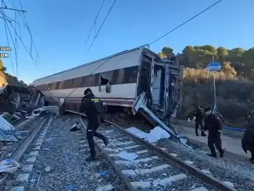 Captura Imágenes de la búsqueda de evidencias que puedan servir para la identificación de víctimas e investigación del accidente ferroviario en Adamuz (Córdoba) Captura Imágenes de la búsqueda de evidencias que puedan servir para la identificación de víctimas e investigación del accidente ferroviario en Adamuz (Córdoba)