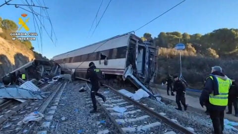 Captura Im&aacute;genes de la b&uacute;squeda de evidencias que puedan servir para la identificaci&oacute;n de v&iacute;ctimas e investigaci&oacute;n del accidente ferroviario en Adamuz (C&oacute;rdoba)