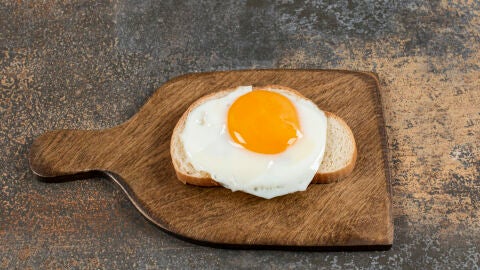 Huevo frito encima de una rebanada de pan