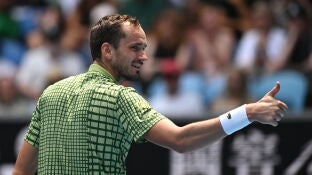 Daniil Medvedev celebra un punto en su estreno en el Open de Australia