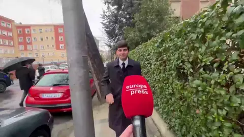 Juan Urquijo esquiva a la prensa Juan Urquijo esquiva a la prensa