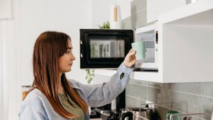 Mujer usando el microondas