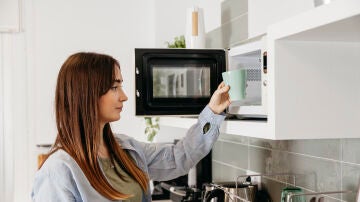 Mujer usando el microondas