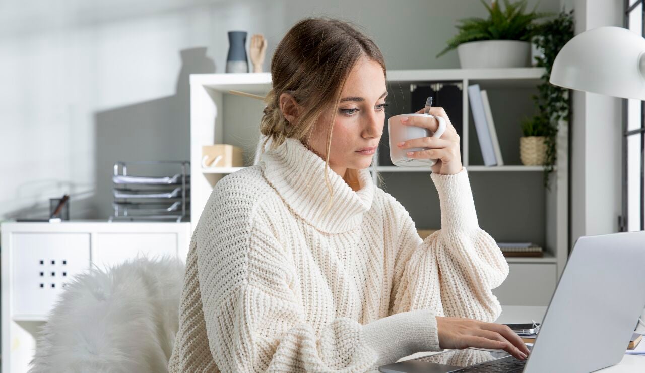 Mujer teletrabajando