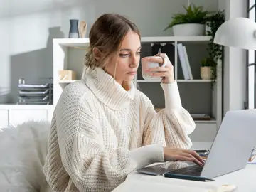 Mujer teletrabajando Mujer teletrabajando