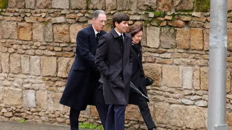 Juan Urquijo junto a sus padres Juan Urquijo junto a sus padres