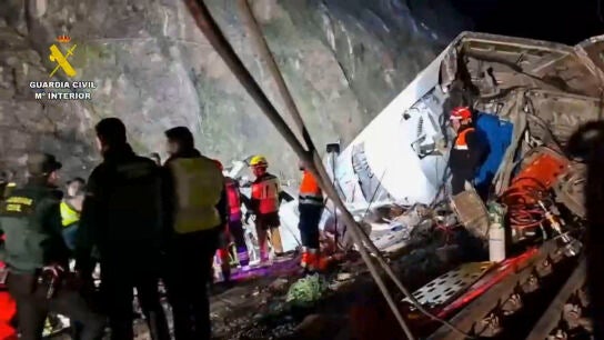 Agentes de la Guardia Civil y cuerpos de rescate ante los restos tras el descarrilamiento de un tren de alta velocidad 