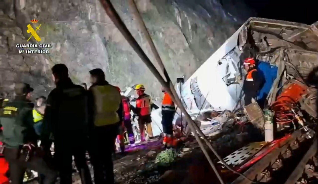 Agentes de la Guardia Civil y cuerpos de rescate ante los restos tras el descarrilamiento de un tren de alta velocidad 
