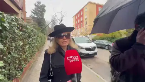 Alicia Koplowitz respondiento a la prensa Alicia Koplowitz respondiento a la prensa