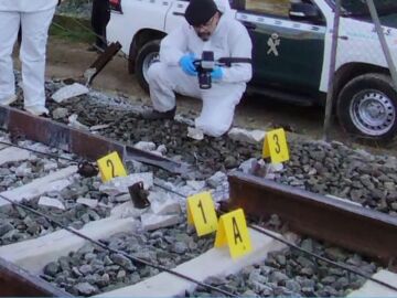 Adif corrobora varios "trozos de v&iacute;a rota" en Adamuz y no se sabe si es "causa o consecuencia" del accidente