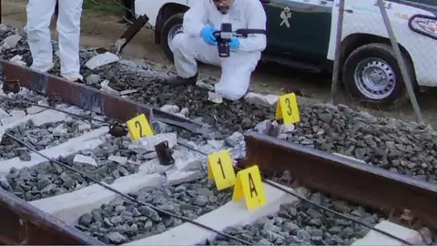 Adif corrobora varios "trozos de vía rota" en Adamuz y no se sabe si es "causa o consecuencia" del accidente Adif corrobora varios "trozos de vía rota" en Adamuz y no se sabe si es "causa o consecuencia" del accidente