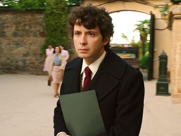 Luz conoce a Miguel, el hijo de los Salazar, y r&aacute;pidamente se da cuenta de que hay algo raro en &eacute;l 